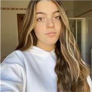 studentessa del Liceo impartisce lezioni di italiano